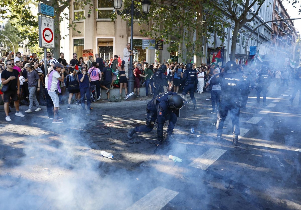 Las manifestaciones propalestinas cortan el recorrido de la Vuelta en el centro de Madrid