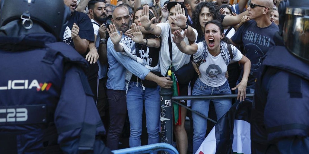 Belarra y Montero increpan a la Policía 'escoltadas' por el abogado de los Bukaneros y el 15-M