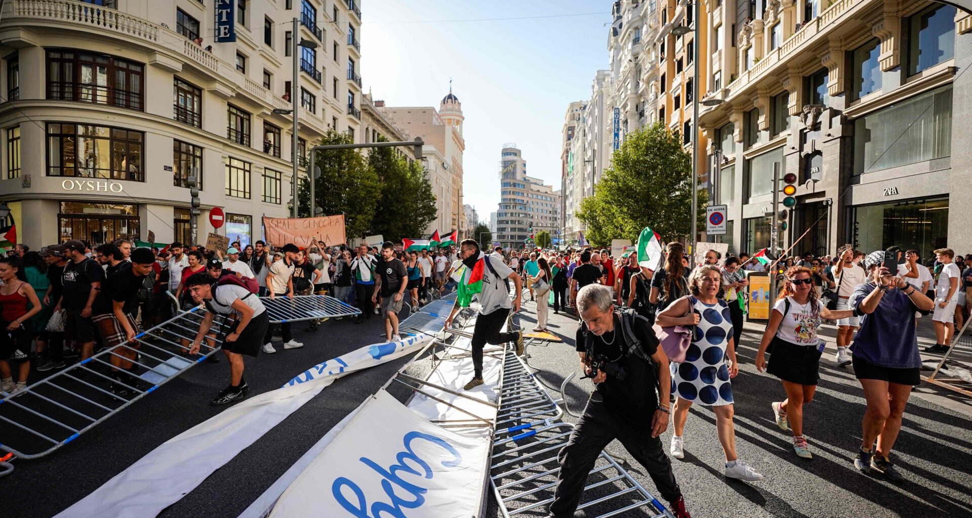 La Unión Ciclista Internacional arremete contra Pedro Sánchez por los incidentes políticos durante la Vuelta