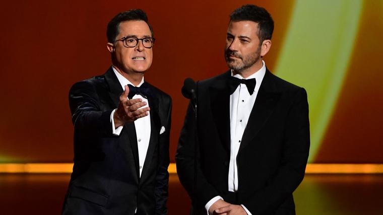 Jimmy Kimmel, junto a Stephen Colbert, cuyo programa también fue cancelado en verano, en la ceremonia de los premios Emmy de 2019