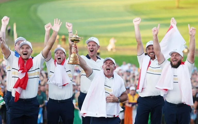 Rory McIlroy alza el trofeo de la Copa Ryder y Europa celebra el 15-13  (Photo by Andrew Redington / GETTY IMAGES NORTH AMERICA / Getty Images via AFP)