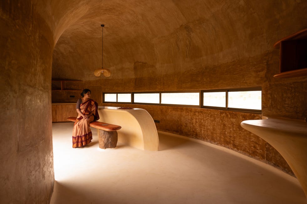 Esta casa rural de dos habitaciones y dos baños simula una cueva, es autosostenible y su estructura curva se va plegando casa rural de dos habitaciones y dos banos como cueva, es autosostenible y su estructura curva se va plegando