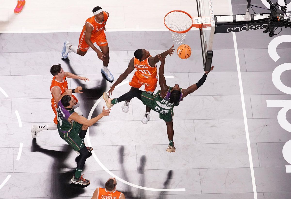 Moore, Taylor, De Larrea y Costello, en lucha por un rebote ante Unicaja.