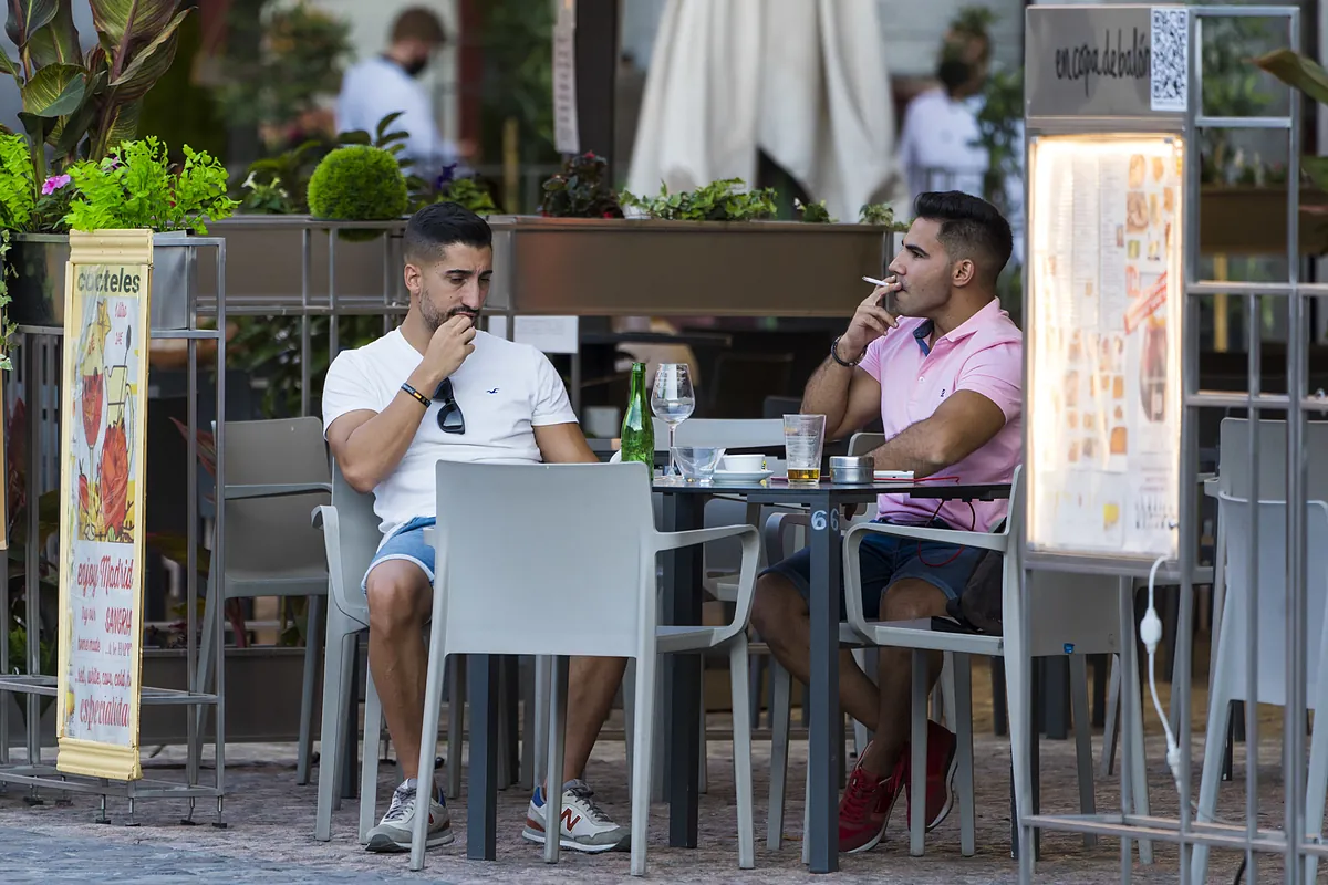 Adiós al tabaco y al vaper: estas son las nuevas zonas "sin humos" que el anteproyecto de ley aprobado por el Gobierno limitará - El Mundo