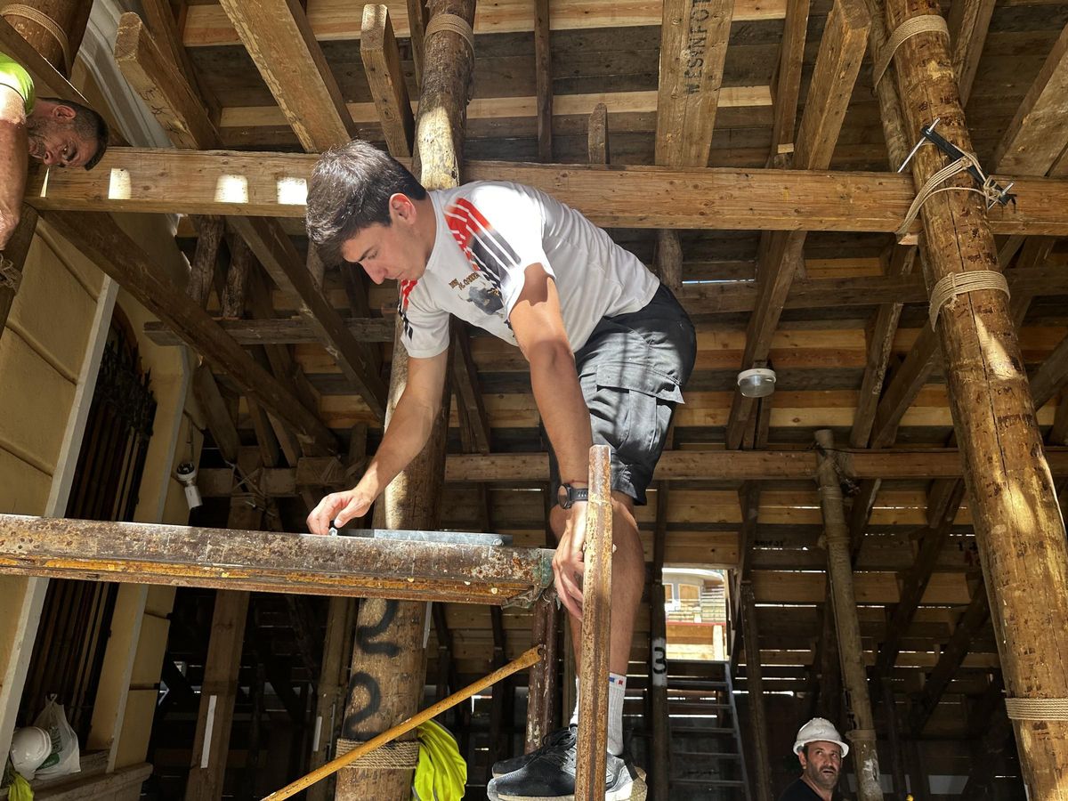 Nek Romero, en un momento del montaje de la plaza de toros de Algemesí