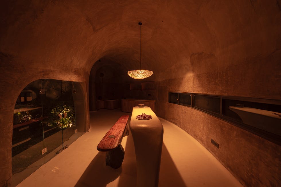 Esta casa rural de dos habitaciones y dos baños simula una cueva, es autosostenible y su estructura curva se va plegando casa rural de dos habitaciones y dos banos como cueva, es autosostenible y su estructura curva se va plegando