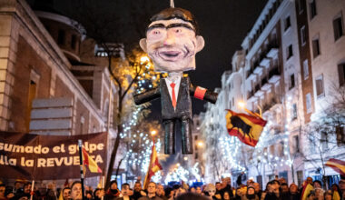 La jueza investiga a seis personas por apalear un muñeco de Sánchez en 2023