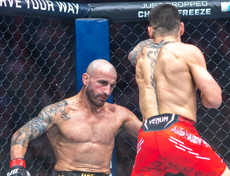 Ilia Topuria, en el momento en el que noqueó a Alexander Volkanovski.