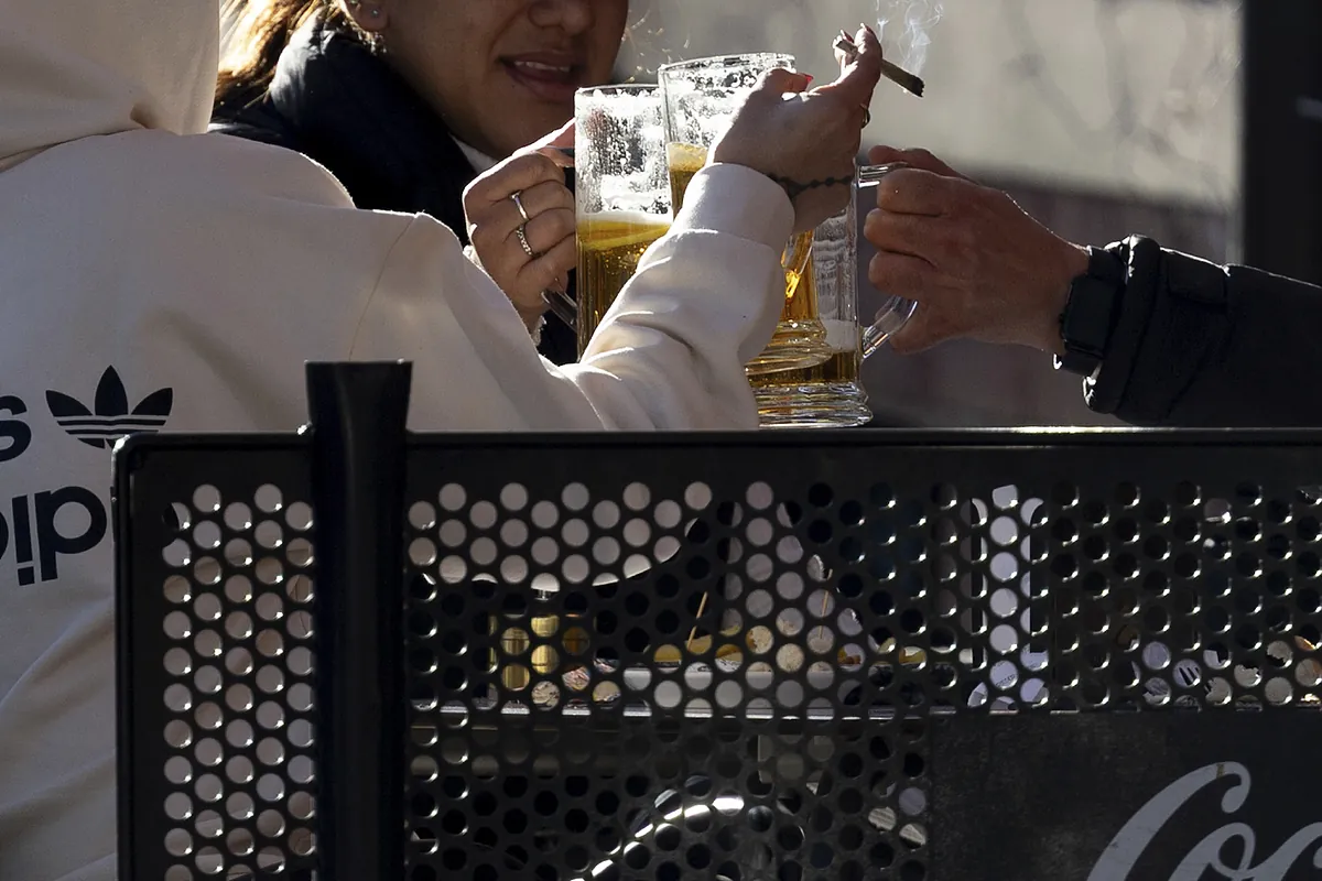 Las empresas y hosteleros reaccionan a la nueva ley antitabaco: "Es un despropósito. Va contra los hosteleros, no contra el tabaco" - El Mundo