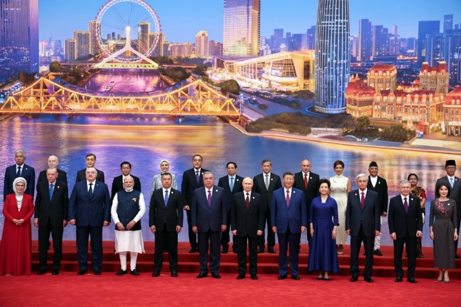 El líder chino critica el comportamiento "intimidatorio" en el orden mundial al inaugurar una cumbre