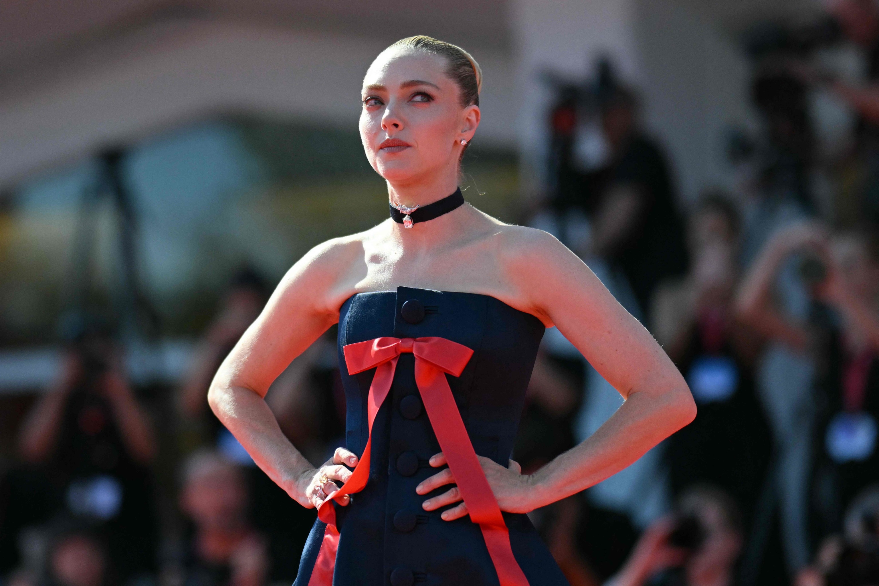 Amanda Seyfried en la alfombra roja de The Testament of Ann Lee.