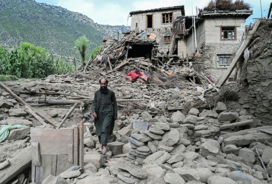 Afganistán lucha por hallar supervivientes tras terremoto que deja más de 900 muertos