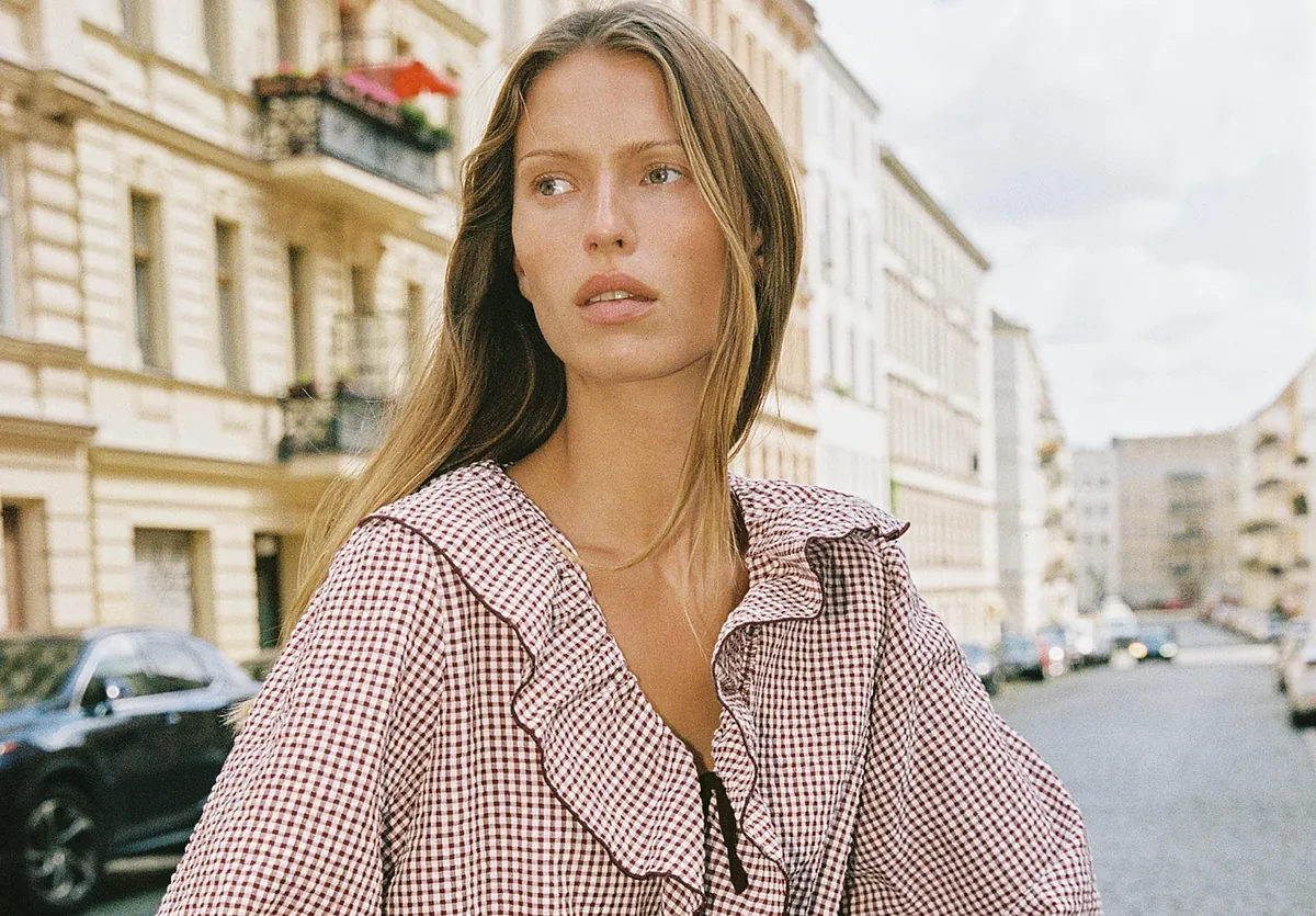 El estampado que vuelve cada otoño: las 10 camisas y blusas de cuadros de Zara y H&M que elevan cualquier look de entretiempo - El Mundo