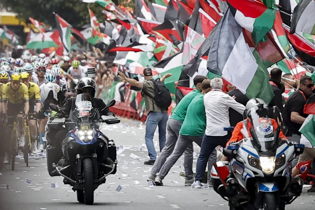 Las protestas propalestina dinamitan la Vuelta y dejan la etapa con final en Bilbao sin ganador - El Mundo