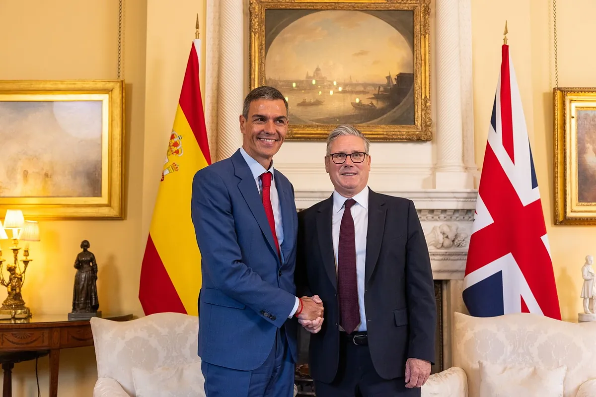 Sánchez y Starmer firman el primer acuerdo bilateral desde el Brexit - El Mundo