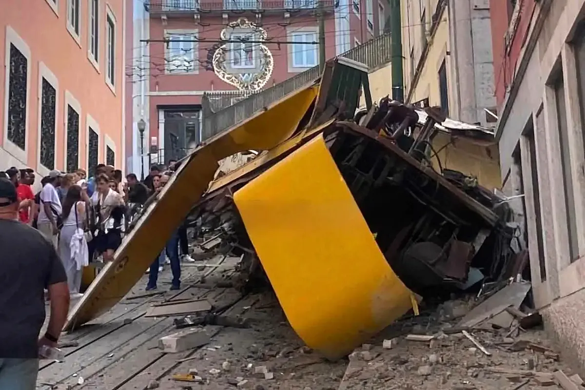 Al menos tres muertos y una veintena de heridos al descarrilar en Lisboa el funicular de Glória - El Mundo