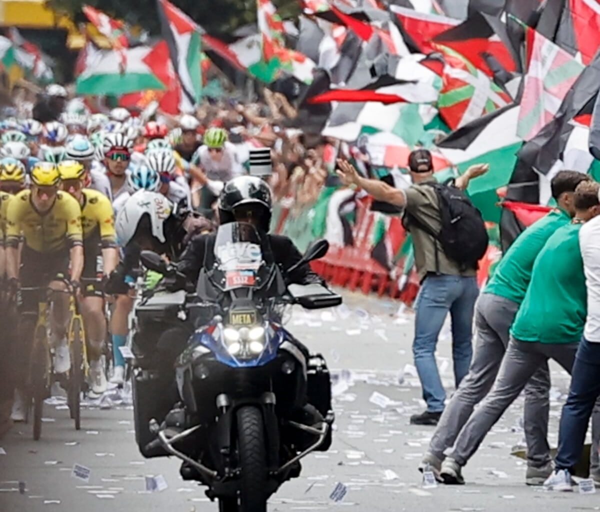 Las protestas contra Israel obligan a suspender la etapa de la Vuelta en Bilbao a tres kilómetros de la meta | El PAÍS Exprés