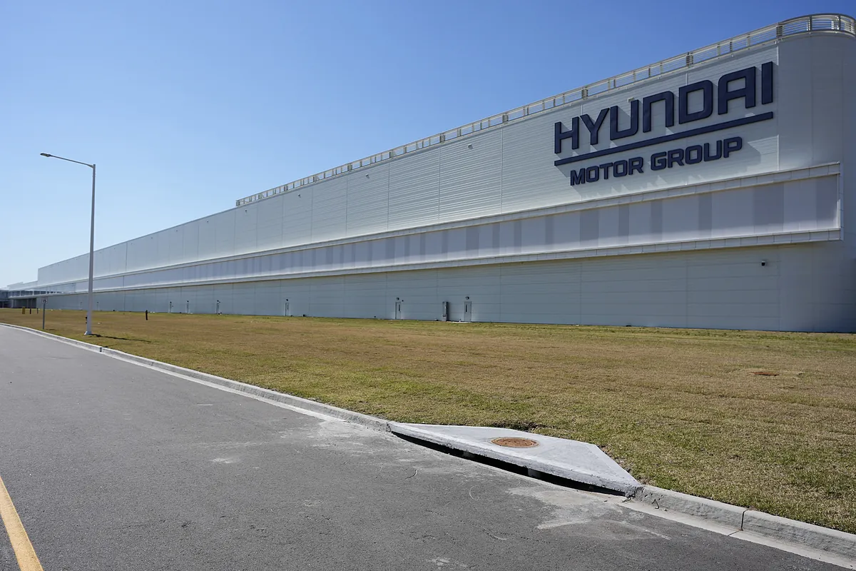 Al menos 475 detenidos, la mayoría surcoreanos, en una redada en las instalaciones de Hyundai en el estado de Georgia - El Mundo