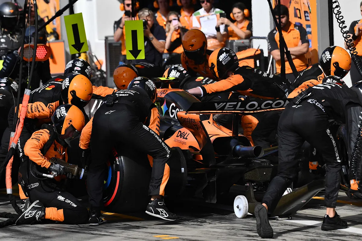 Verstappen vuela, McLaren se lía y Alonso rompe la suspensión en Monza - El Mundo