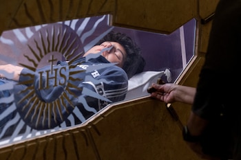 Un visitante toca el cristal