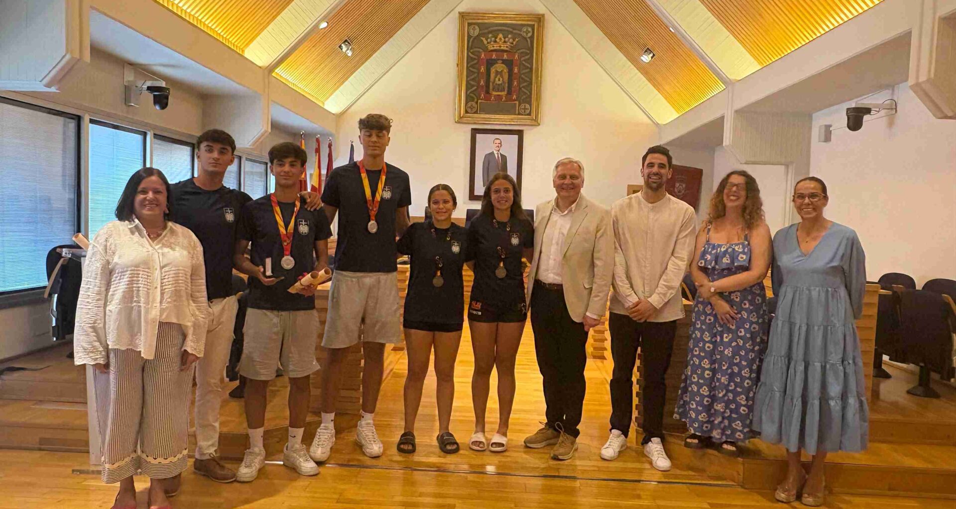 El alcalde de Ciudad Real recibe a los jóvenes campeones de balonmano playa tras sus éxitos en campeonatos nacionales e internacionales