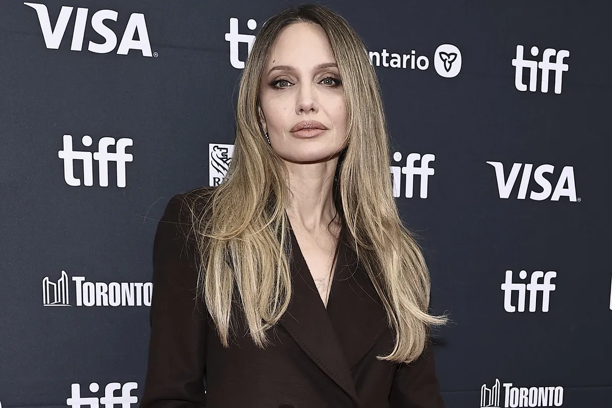 Angelina Jolie rompe a llorar en la presentación de 'Couture' recordando a su madre: "La gente solo le preguntaba por el cáncer" - El Mundo