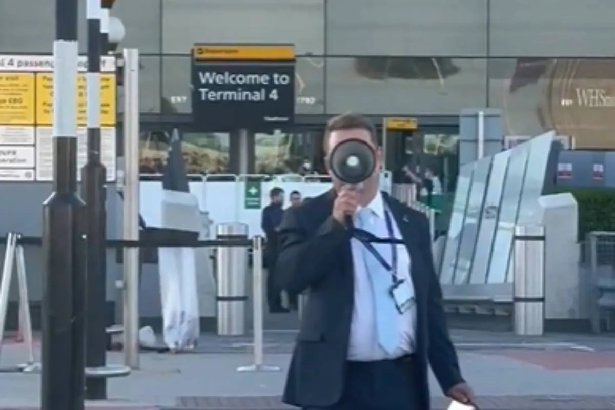 La Terminal 4 del aeropuerto londinense de Heathrow es evacuada y cerrada por la posible presencia de materiales peligrosos - El Mundo