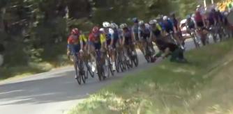 El ciclista del Movistar cayó al ser derribado por un manifestante, aunque pudo continuar.