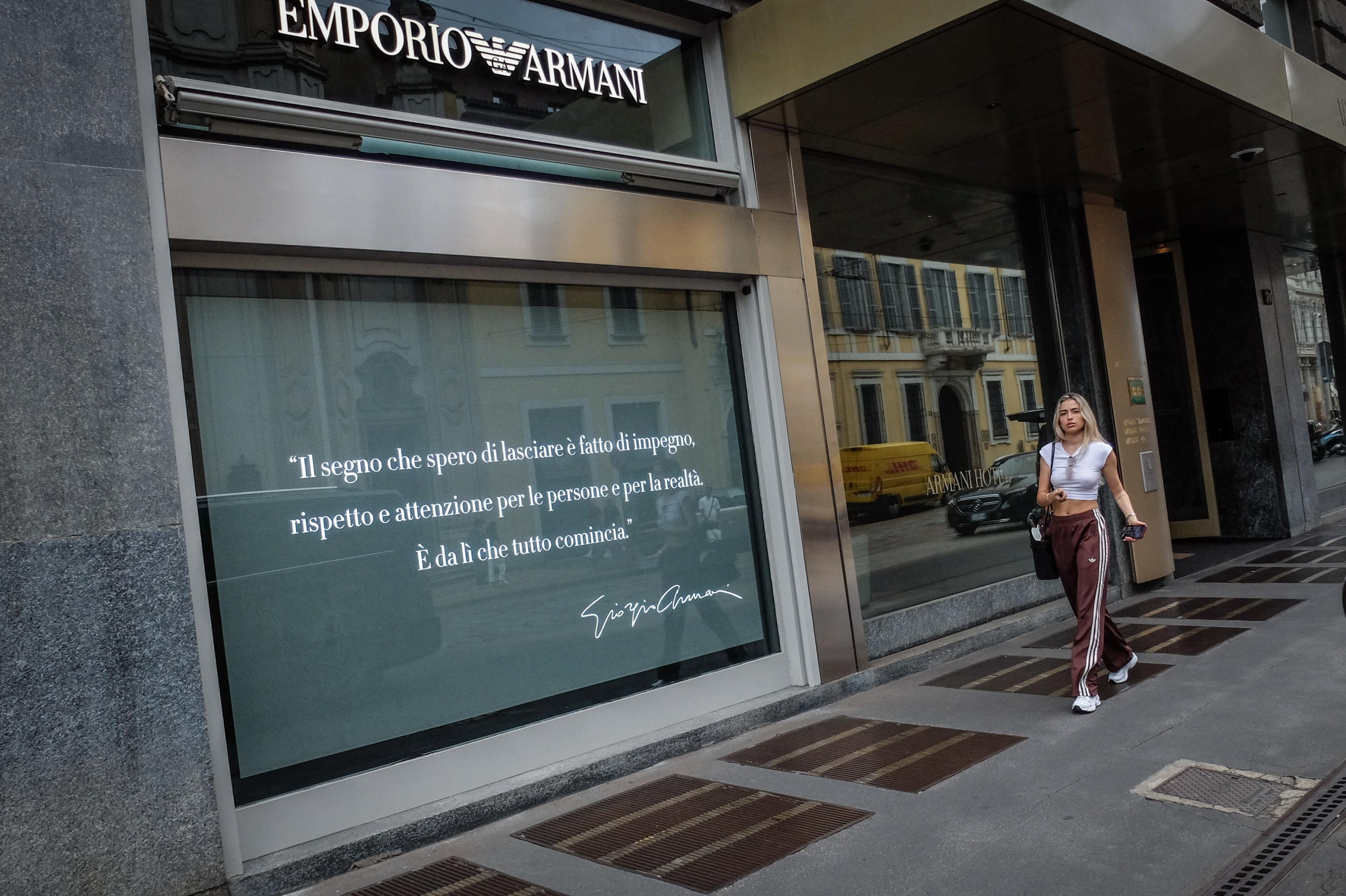 Todas las tiendas Armani de Milán cerraron toda la tarde como un gesto de respeto hacia su fundador