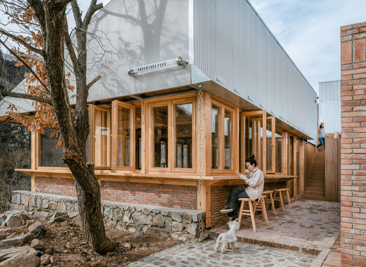 Terraza llena de castaños / Wonder Architects - Fotografía exterior, Madera