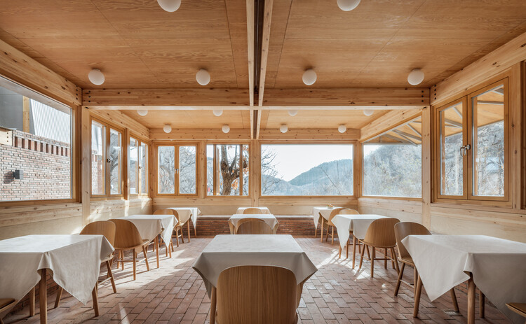Terraza llena de castaños / Wonder Architects - Fotografía interior, Comedor