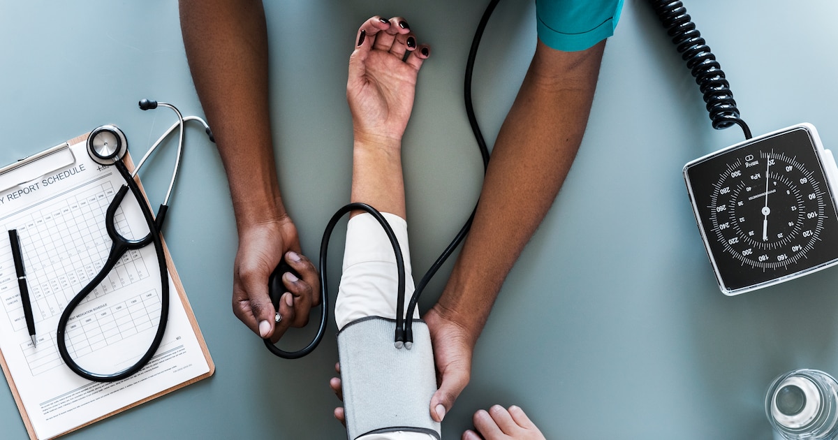 6 estrategias naturales que ayudan a reducir la presión arterial, según expertos