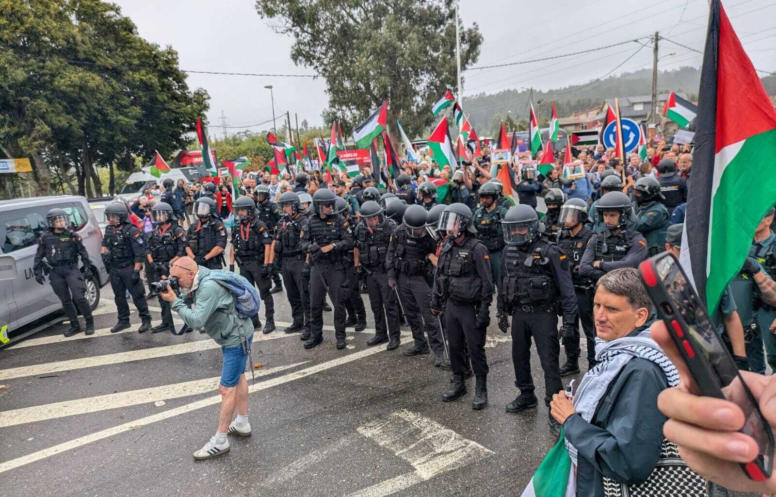 Las protestas por la presencia del Israel vuelven a parar la Vuelta: triunfo de Bernal | Txirrindularitza