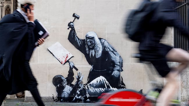 El artista británico Banksy reaparece con un mural en el Tribunal de Justicia de Londres