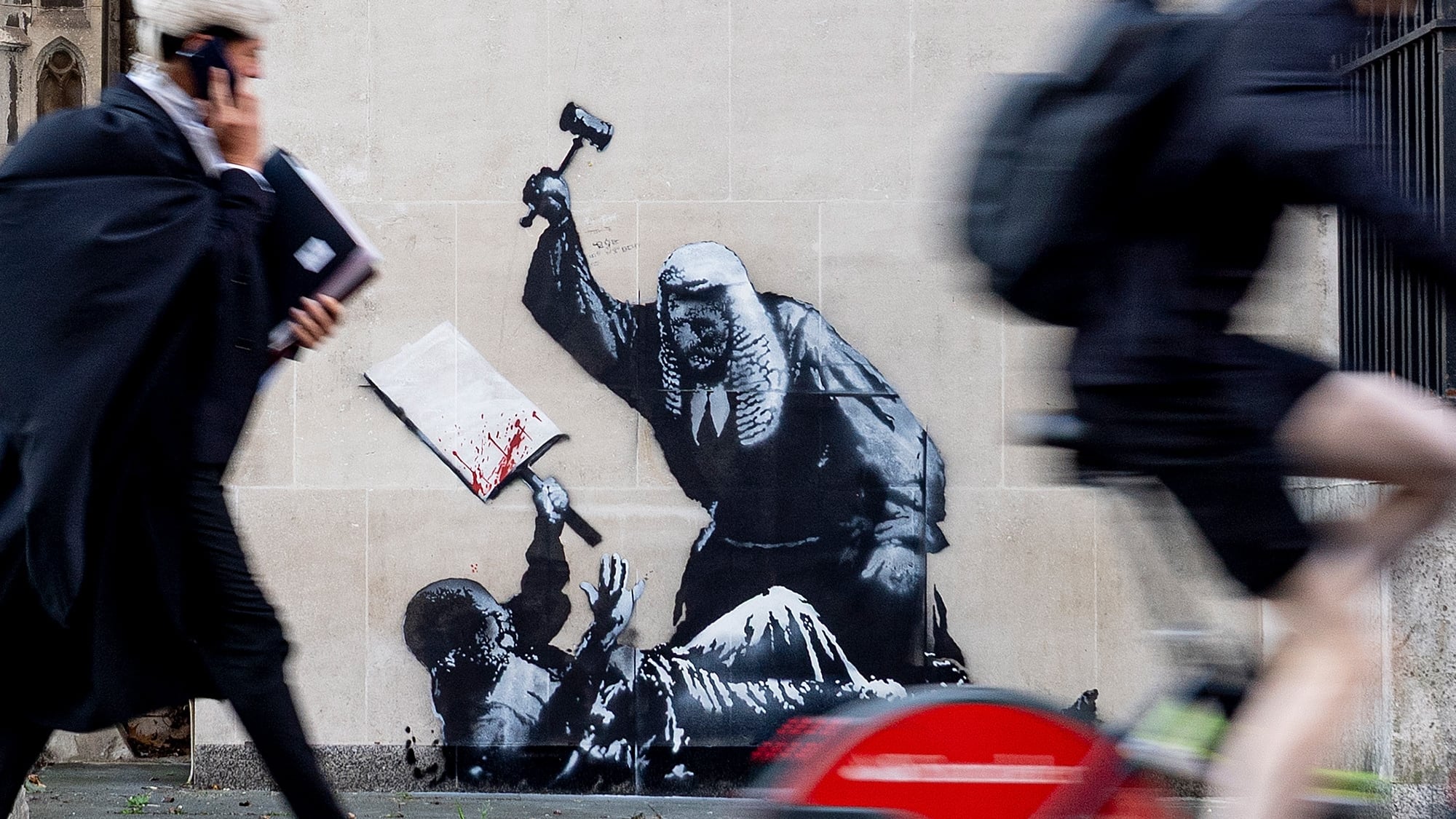 El artista británico Banksy reaparece con un mural en el Tribunal de Justicia de Londres