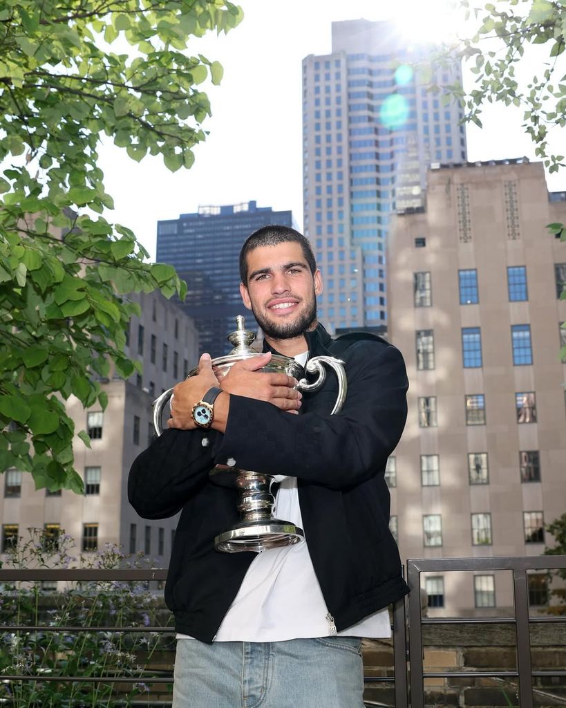 Carlos Alcaraz en Nueva York con la copa de ganador del US Open 2025