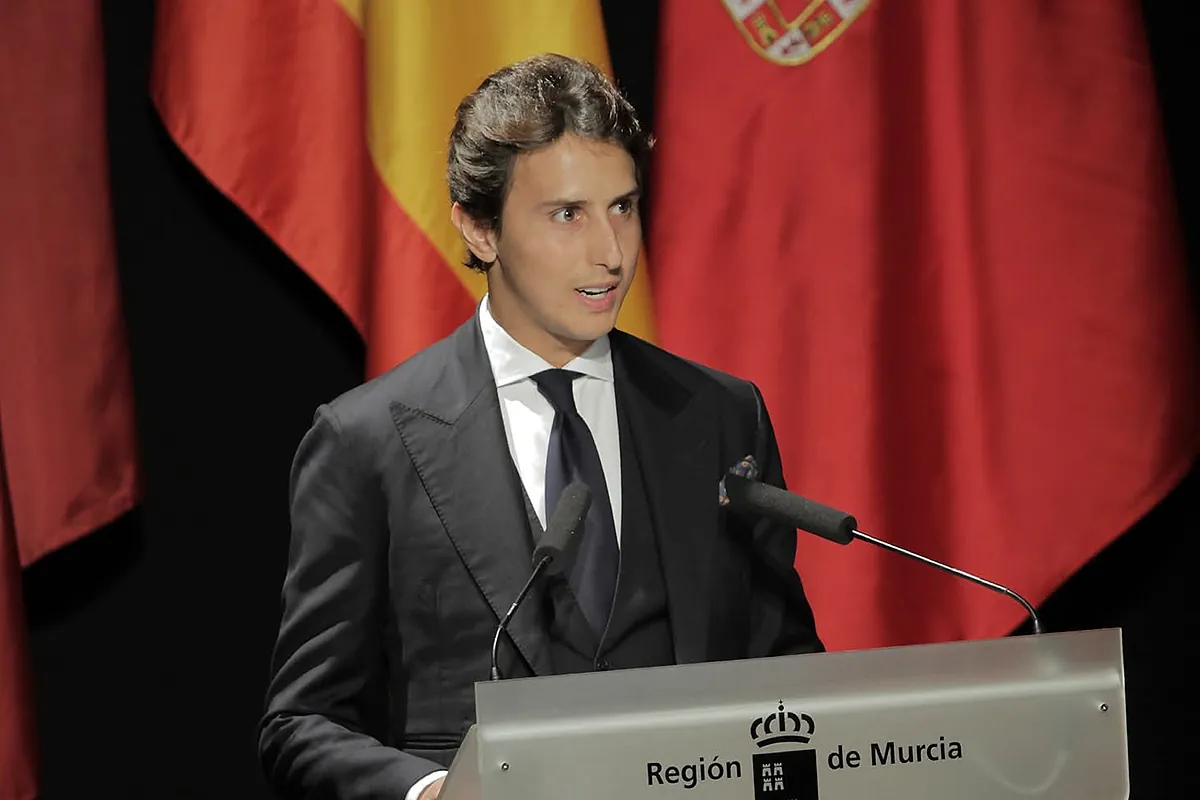 Roca Rey rinde homenaje a José Tomás en su pregón de la feria de Murcia: "Torear es sufrir y después volver a renacer" - El Mundo