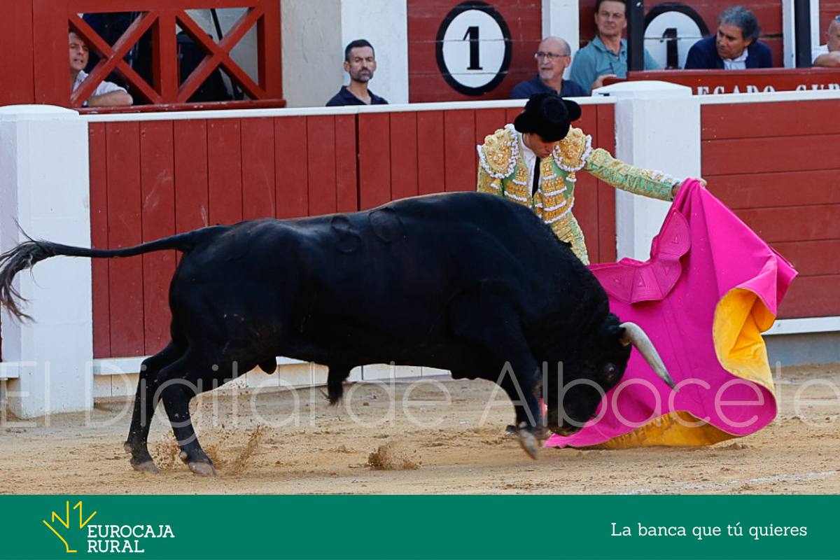 Un caballo herido y un 'Dulce' que mereció más meten la feria de Albacete en un pozo de mediocridad