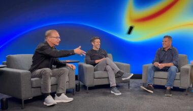 Dos altos directivos de Apple lanzan un iPhone a los periodistas para probar su resistencia. Ellos se lo devuelven intentando doblarlo por la mitad