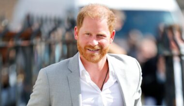 "El estilo del príncipe Harry ha evolucionado de la rigidez institucional a una elegancia relajada"