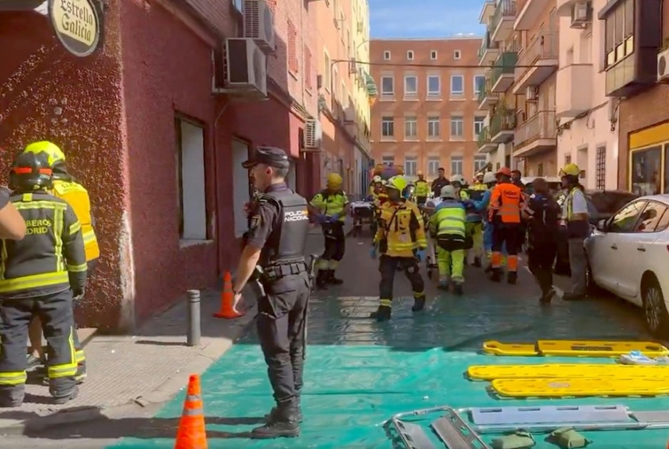 Hallan un muerto en los escombros del bar de Madrid que sufrió una explosión