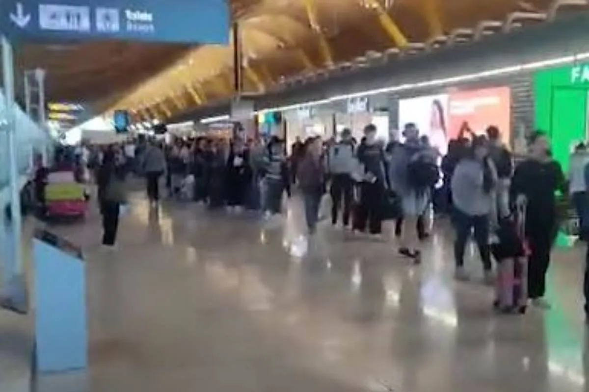 Vuelve la normalidad a Barajas tras los colapsos de más de una hora por la huelga de un grupo de vigilantes por segundo día consecutivo - El Mundo