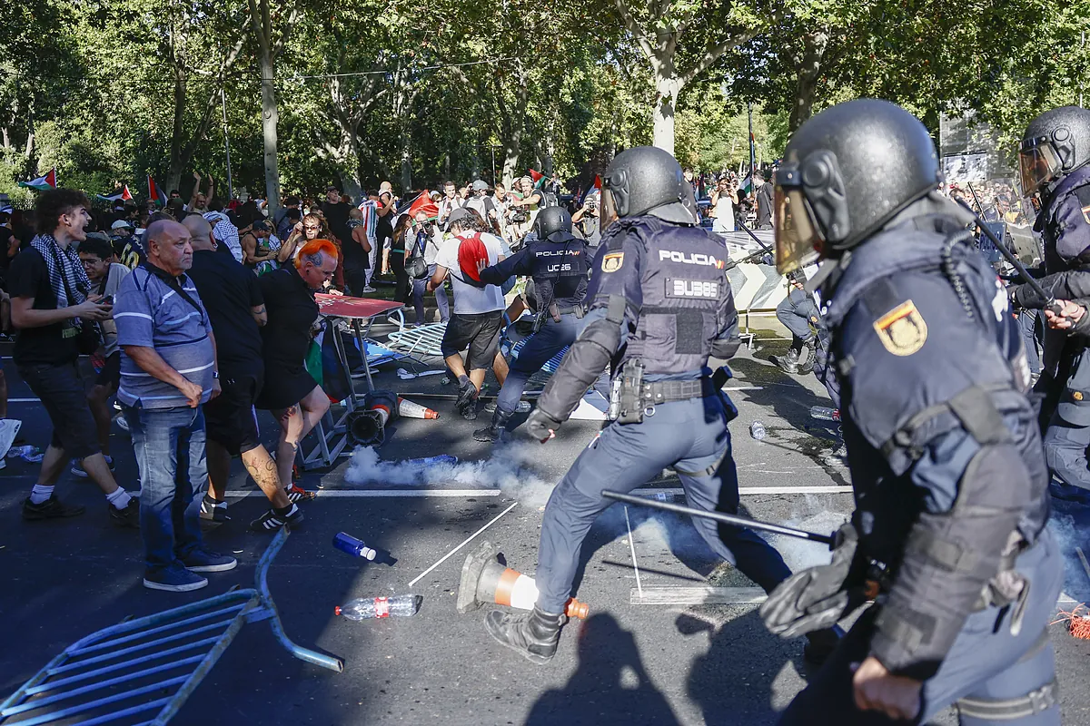 Los sindicatos policiales piden la dimisión del delegado del Gobierno en Madrid por no dar seguridad en La Vuelta por "conveniencia política" - El Mundo