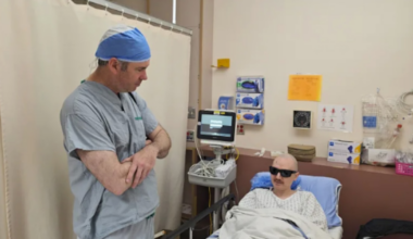 Recuperó la visión tras 20 años gracias a un implante de diente en el ojo: cómo fue la operación