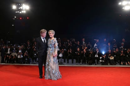 Robert Redford y Jane Fonda posan para los fotógrafos en el estreno de la película 'Nosotros en la noche' durante 74 Festival Internacional de Cine de Venecia. 
