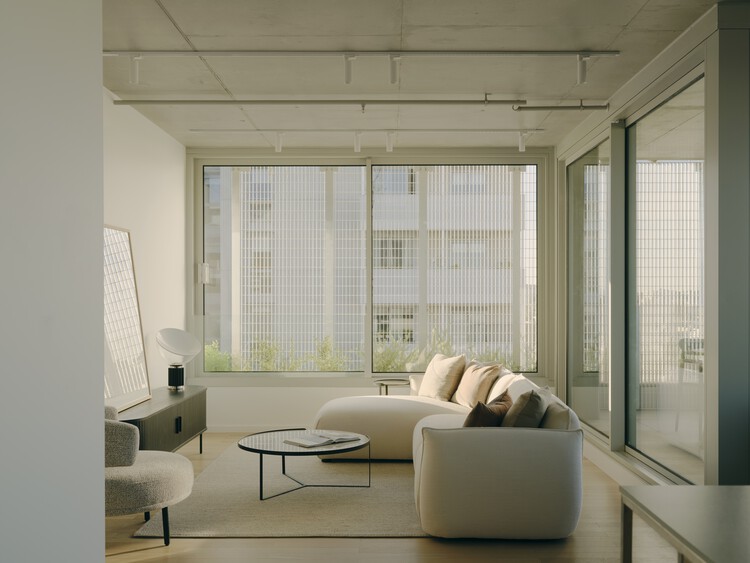 Complejo residencial Brunswick Yard / Carr - Fotografía interior, Sala de estar, Vidrio, Sillas