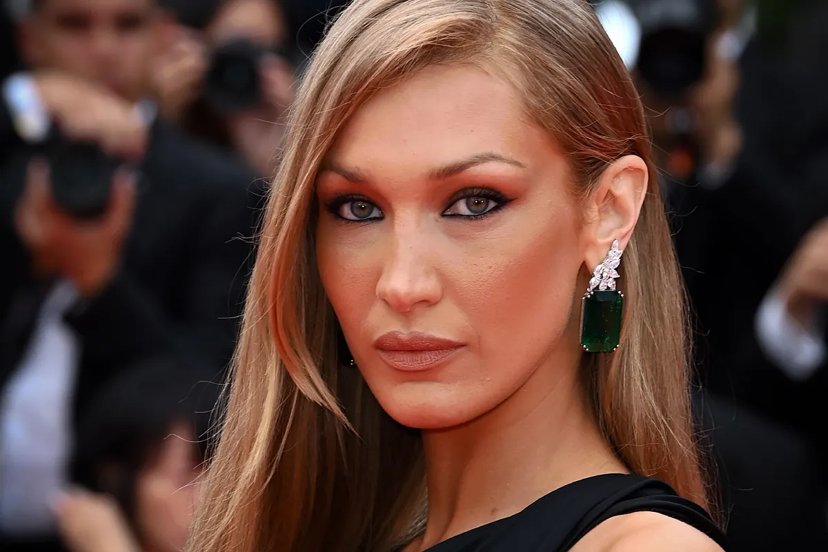 Bella Hadid preocupa a sus fans tras publicar fotos desde la cama de un hospital: "Lo siento, otra vez desaparecida. Os quiero" - El Mundo