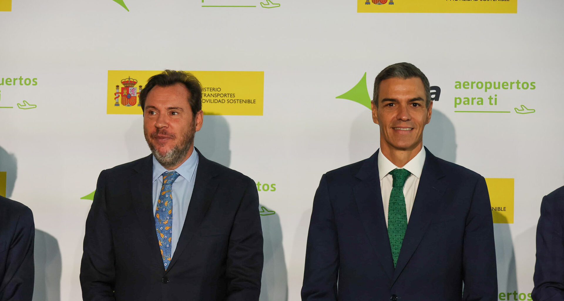 El ministro de Transportes y Movilidad Sostenible, Óscar Puente, con el presidente del Gobierno, Pedro Sánchez