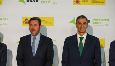 El ministro de Transportes y Movilidad Sostenible, Óscar Puente, con el presidente del Gobierno, Pedro Sánchez