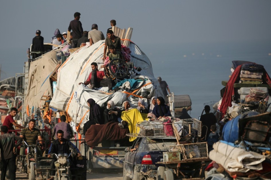 Tanques y aviones israelíes bombardean Ciudad de Gaza y el éxodo de palestinos continúa